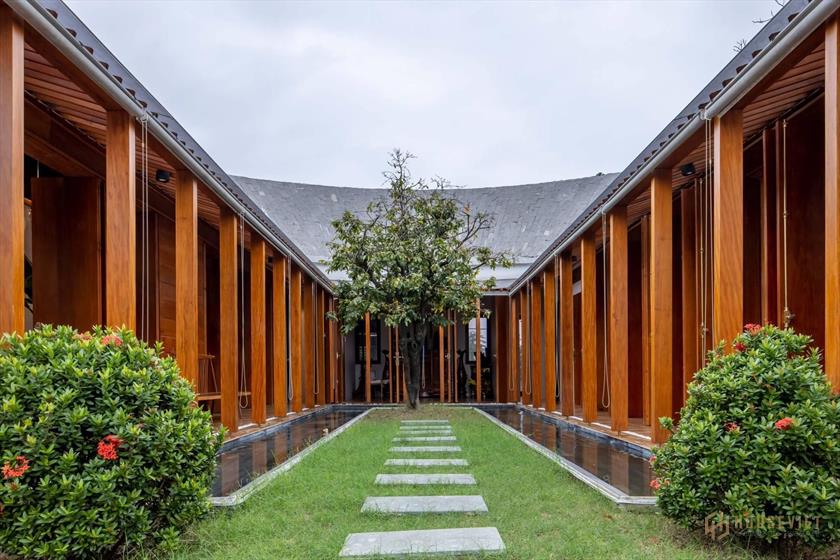 Điểm nổi bật của ngôi nhà là mặt tiền được lắp 50 bộ cửa.