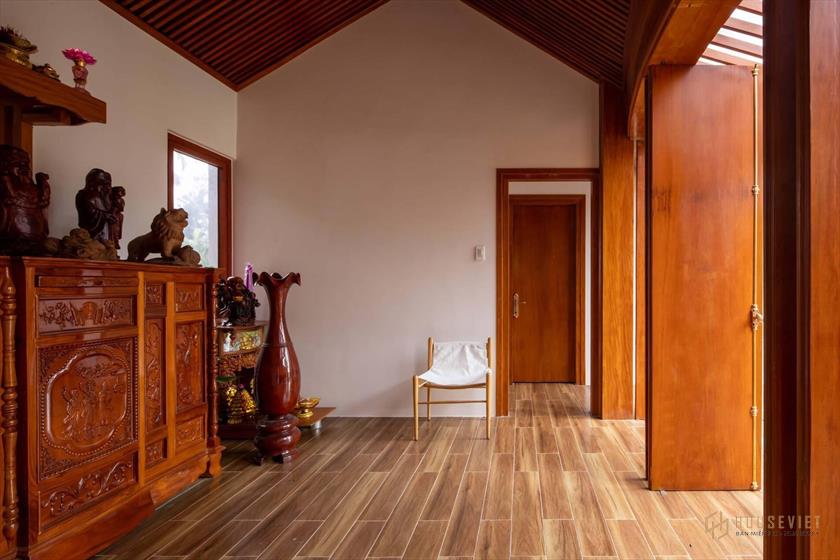 Các kiến ​​trúc sư đã sử dụng chất liệu gỗ mít kết hợp vách lam lam che nắng giúp cho tổng thể mẫu thiết kế nhà 3 gian 2 chái vừa hiện đại, tiện nghi và thân thuộc.