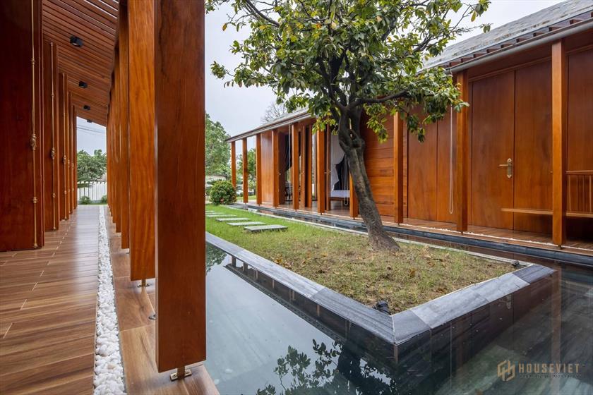 Ngôi nhà sử dụng các vật liệu quen thuộc, bền đẹp như bê tông cốt thép, gỗ mít, gỗ keo và đá tự nhiên.