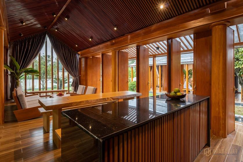 Khu vực bếp được ngăn cách khéo léo với phòng khách