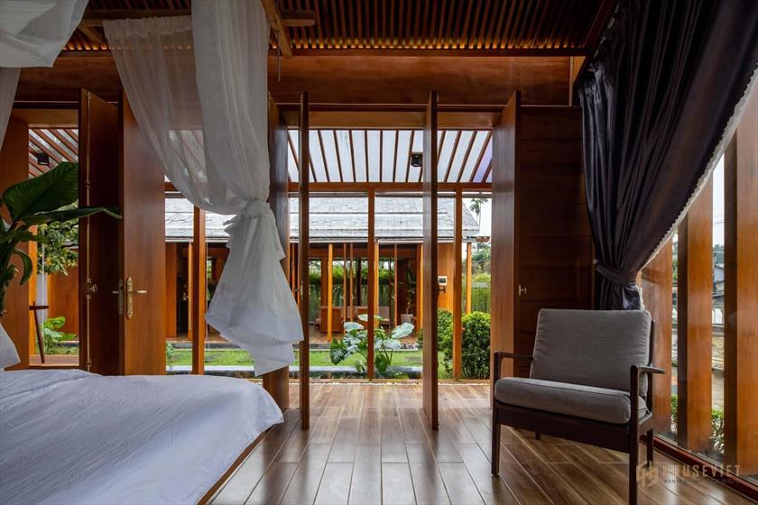 Phòng ngủ luôn thông thoáng và tràn ngập ánh sáng, rèm cửa sáng tối tạo sự hài hòa với gam màu nâu của gỗ xuyên suốt ngôi nhà.