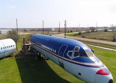 Cải tạo chiếc máy bay cũ thành 5 phòng tiện nghi, cả gia đình sống với nhau 11 năm, nội thất khiến ai cũng kinh ngạc