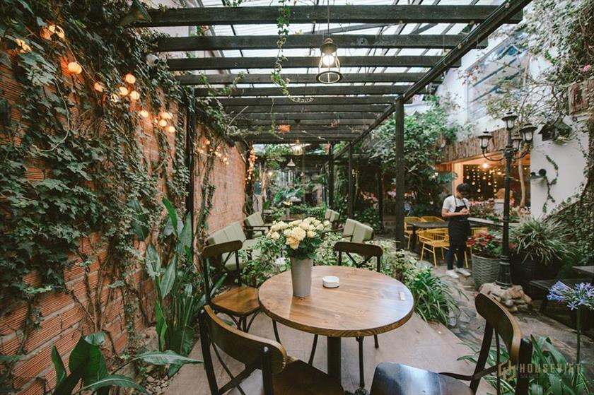 Thiết kế quán cafe vintage trong không gian sân vườn