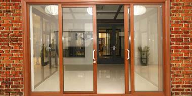 Tổng hợp các mẫu cửa kính nhà cấp 4 phổ biến hiện nay