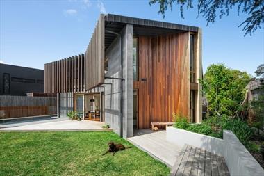 Căn biệt thự được thiết kế hiện đại nằm giữa khu rừng nhiệt đới