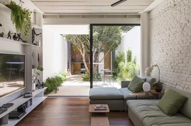 Ngỡ ngàng trước sự "lột xác" hoàn hảo của ngôi nhà ống cũ do một cặp vợ chồng trẻ cải tạo