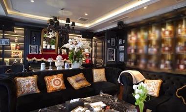 Cận cảnh căn biệt thự 9 tầng của đại gia phố cổ với nội thất sang trọng, không gian rộng rãi dành riêng cho mấy tầng nuôi chim quý hiếm đột biến gen và cá Koi