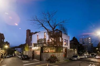 Khu vườn rộng 300m2 tràn ngập thiên nhiên mang đến niềm vui cho vợ chồng trung niên