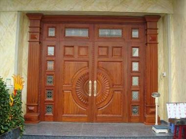 Các mẫu cửa gỗ 4 cánh màu cam đẹp mắt thu hút nhiều gia chủ