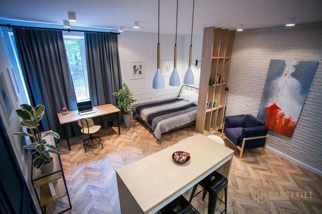 Những chi tiết nhỏ từ những chiếc ghế, màu sắc của tường và tủ...cũng trở thành điểm nhấn hút mắt xuyên suốt chiều dọc không gian