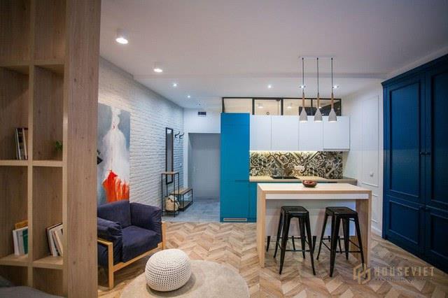 Bước vào căn hộ nơi đầu tiên mà mọi người nhìn thấy đó là khu vực nhà tắm. Góc nhỏ này được bố trí kín đáo bên trong cánh cửa rộng. Tiếp đến là khu vực của bếp, bàn ăn, nơi tiếp khách và cuối cùng là góc nghỉ ngơi