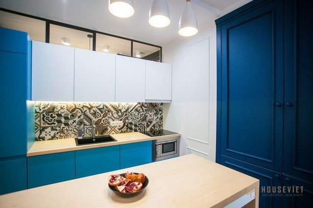 Góc bếp và bàn ăn tuy nhỏ nhưng được thiết kế khá hợp lý và thuận tiện. Hệ thống tủ kệ bếp hoàn toàn khép kín khiến cho không gian trở nên ngăn nắp mà không bị rối mắt