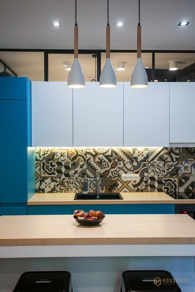 Chiếc bàn ăn gỗ dài ngay cạnh vô cùng thuận tiện cho người nội trợ