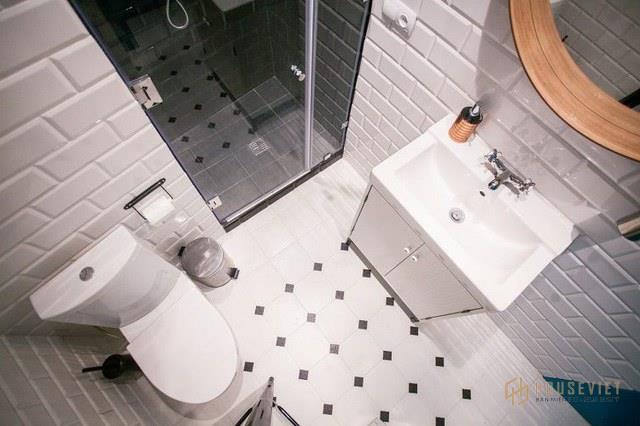 Khác biệt hoàn toàn với không gian bên ngoài, khu vực nhà tắm lại là sự kết hợp hài hòa của hai tông màu đen trắng tạo không gian sang trọng và sạch sẽ