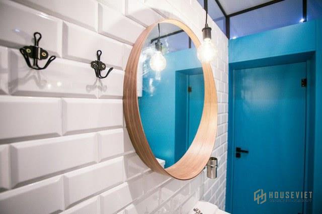 Chiếc giương soi không thể thiếu cho phòng tắm nhưng nó lại cũng là vật trang trí ấn tượng bởi hình dáng lạ mắt cho thiết kế căn hộ studio 30m2