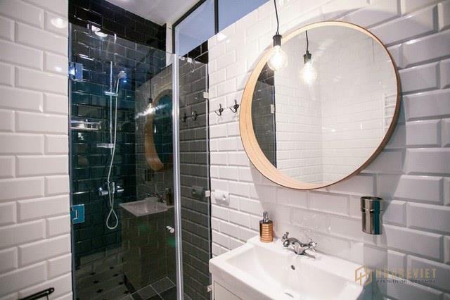 Phòng tắm của thiết kế căn hộ studio 30m2 được trang bị nhiều nội thất sang trọng