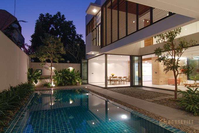 Bể bơi sân sau là nơi thư giãn cho cả gia đình