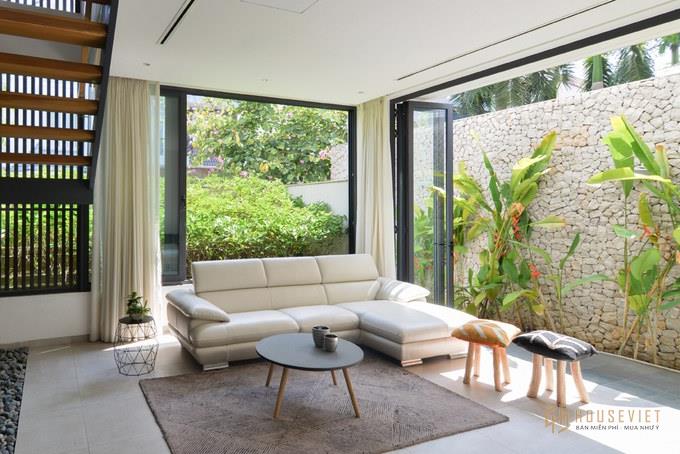 Sảnh đón được mở rộng tối đa nhờ cửa kính sát trần