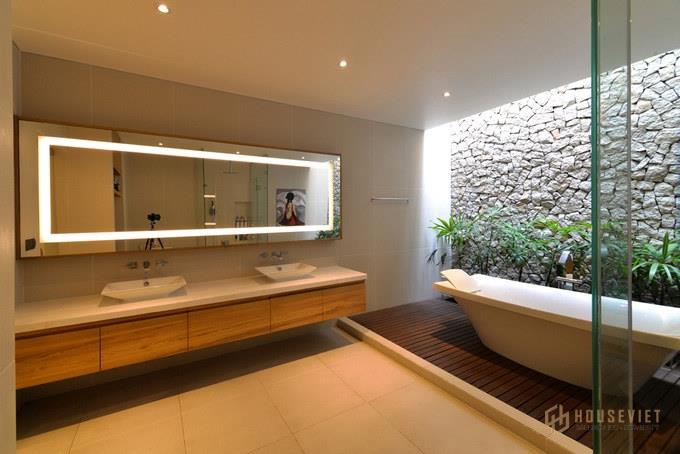 Diện tích đất rộng giúp gia chủ có điều kiện nhận ánh sáng thiên nhiên ở mọi phòng của thiết kế biệt thự có hồ bơi