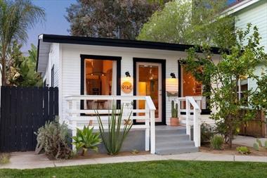 Ngôi nhà nhỏ có mặt tiền nhỏ nhưng chứa cả sân vườn và không gian ấm cúng bên trong