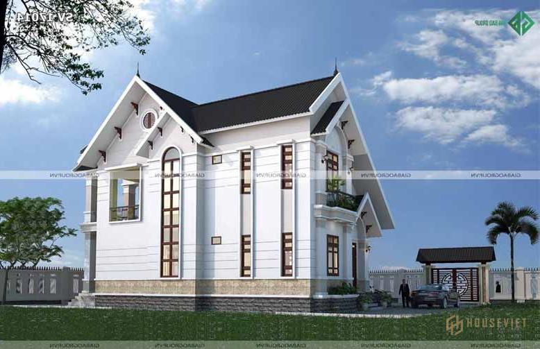 Sân vườn bên biệt thự 2 tầng mái thái được trải cỏ xanh mướt.