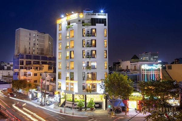 Mặt tiền của khách sạn tuy đơn giản nhưng đảm bảo tiêu chuẩn thiết kế của một khách sạn 5 sao