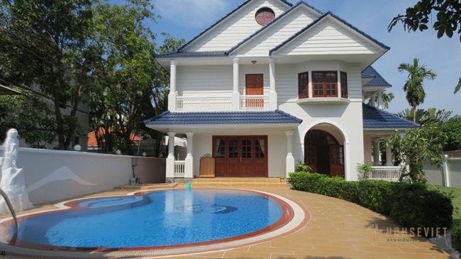 Bể bơi hình tròn phía trước rất đẹp, nhỏ và không tốn diện tích