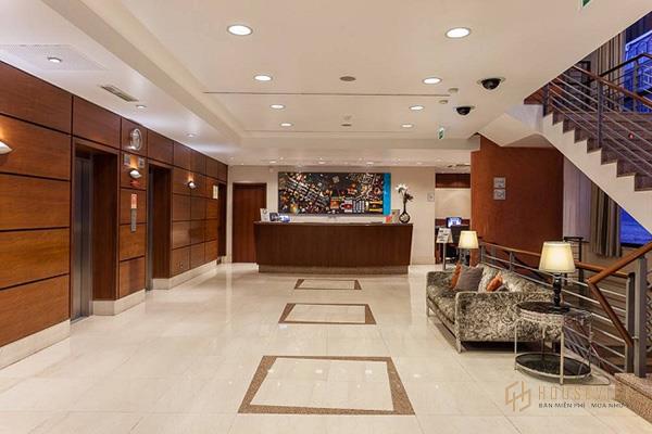 Sảnh khách sạn được bài trí đơn giản với các chức năng tích hợp