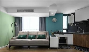 Thiết kế tích hợp phòng khách và bếp giúp căn hộ 47m2 vẫn có 3 phòng ngủ, đảm bảo tiện nghi cho gia đình 4 người.