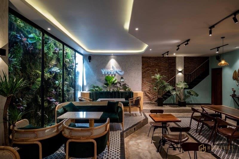 Chúng ta có thể thêm hiệu ứng nhiệt đới cho quán cà phê nhiệt đới thông qua các họa tiết trang trí