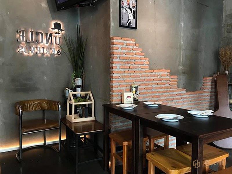 Trong quán cafe phong cách mộc, một điểm rất đáng chú ý là sử dụng gỗ và đá