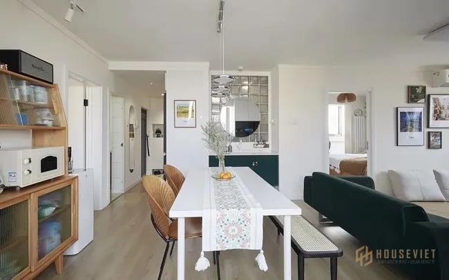 Căn hộ cũ được đôi vợ chồng trẻ tận dụng từng mét vuông tạo nên không gian sống tiện nghi, hiện đại