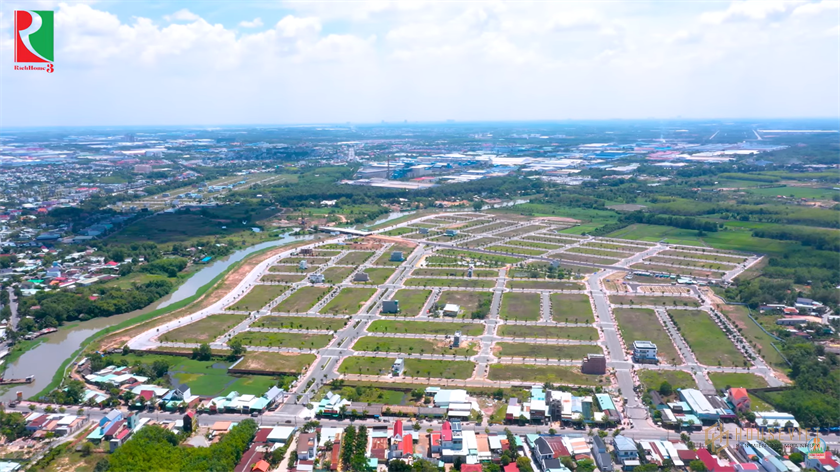 Nhà 1 trệt 1 lầu 130m2 ngay trung tâm cách chợ Bến Cát 200m