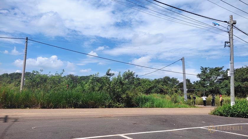 Đất ngay trung tâm , đường nhựa liên xã rộng 6m ,cách ql1A 2km