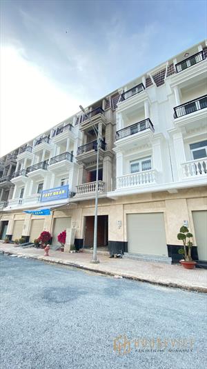 Bán nhà phố thương mại, mặt tiền chợ 4m, dt 64m2, view chợ mới