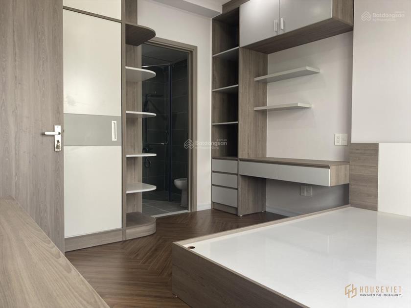 Cần bán căn hộ 2 phòng ngủ 77m2, view cực đẹp giao nhà đầy đủ nội thất