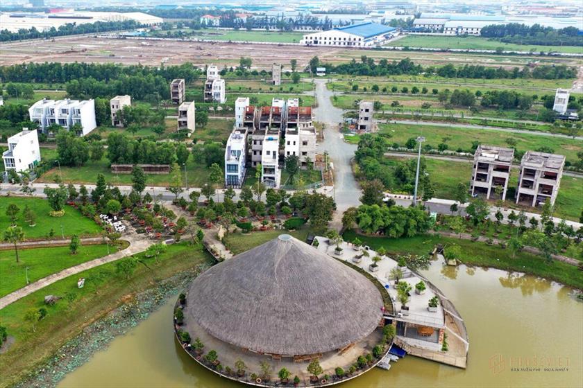 Vợ chồng tôi cần tiền bán gấp nền đất Làng Sen Việt Nam, giá 2.2 tỷ, mặt tiền đường 60m
