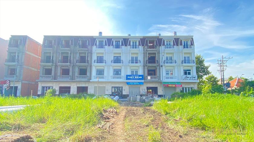 Bán căn nhà liền kề mặt tiền chợ lớn nhất Tx. Bình Minh, Vĩnh Long