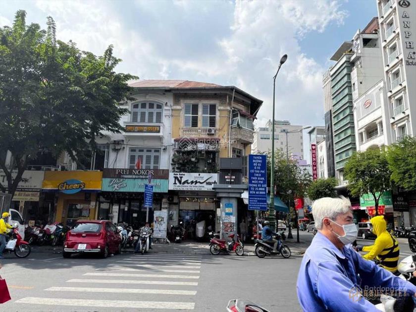 Kẹt tiền bán gấp! Nhà mặt tiền Phan Chu Trinh - Lê Thánh Tôn, Q1.