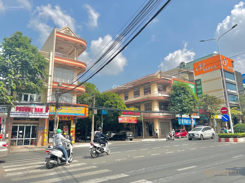Nhà mặt tiền Đồng Khởi, ngay trường ĐH Đồng Nai, 3 lầu, giá: 13tỷ999