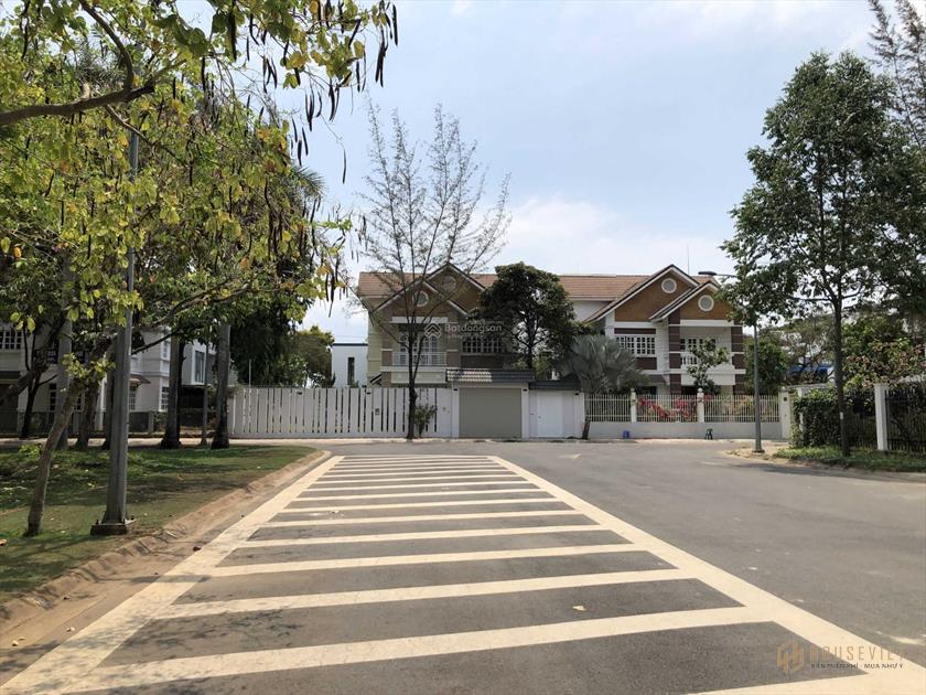 Cần Bán Nhà Như Hình 20x20 giá: 30 tỷ Đối Diện Công Viên, Gần hồ