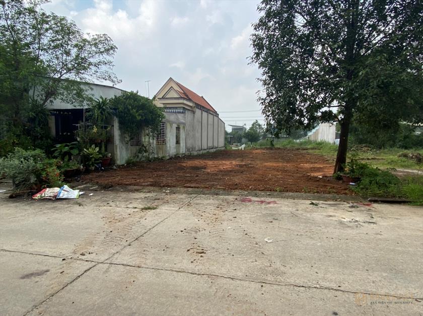 GĐ cần tiền bán gấp 300m full thổ cư , dân cư đông ,gần chợ trường học