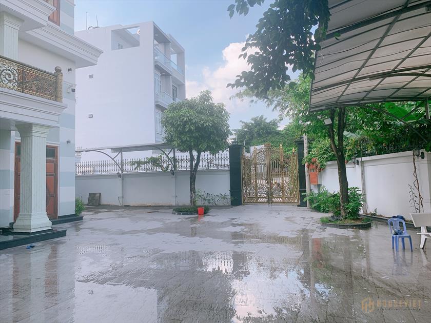 Cần bán biệt thự vườn cách Lê Văn Việt 50m